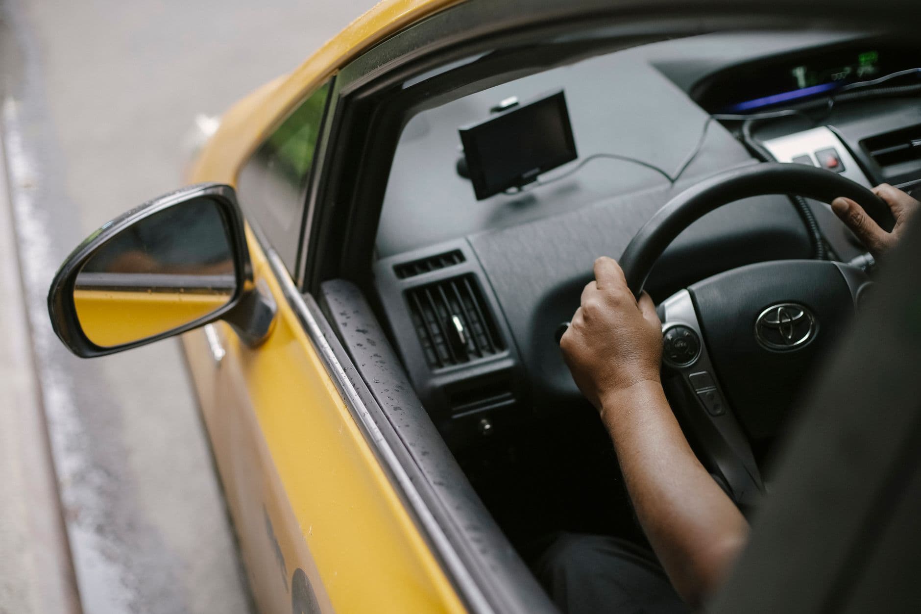 motorista ao volante, visto pela janela do carro