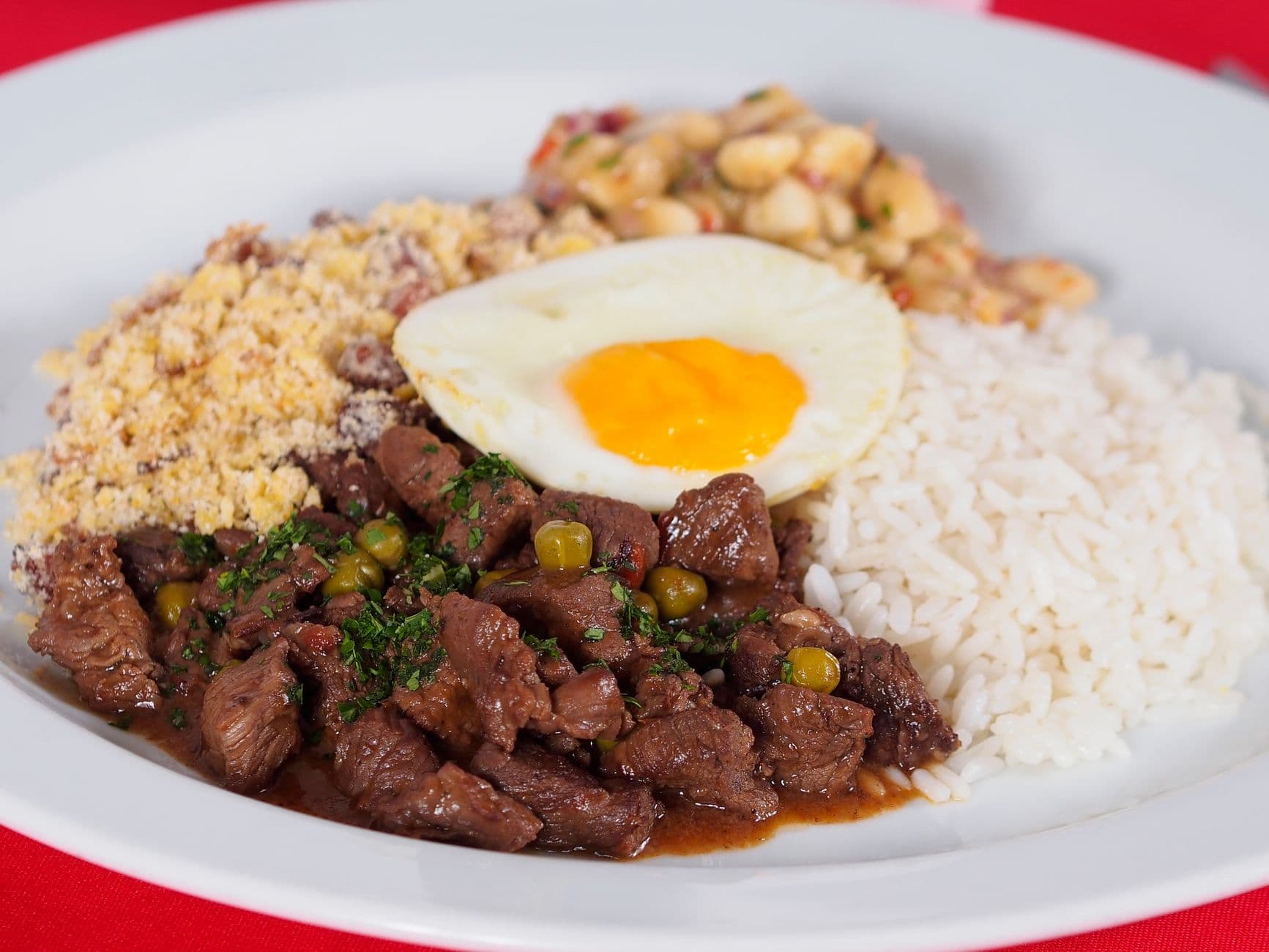 prato com arroz, feijão, farofa e ovo frito
